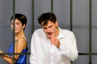 Probe im Spinnbau: Zwischen offenen Türen und vielen Lügen – „Die Katze auf dem heißen Blechdach“ - Alida Bohnen und Carsten Klemens bei einer Probe zum Stück „Die Katze auf dem heißen Blechdach“.