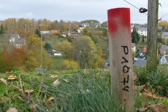 Probebohrungen an der B 174: Wie weit ist die Planung für die Ortsumgehung Großolbersdorf/Hohndorf? - Markierungspunkt für eine mögliche Trasse in Hohndorf.