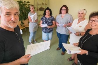 Proben für Festspiel gestartet - Axel Poike probt unter anderem mit Anja Siegert, Jana Hinkel, Magda Preißler, Heidemarie Kretzschmar und Maria Hofmann (v.l.). 