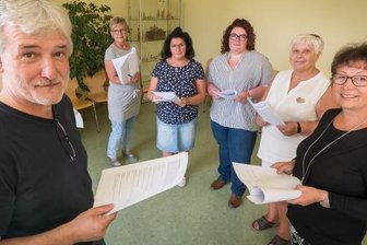Proben für Festspiel gestartet - Axel Poike probt unter anderem mit Anja Siegert, Jana Hinkel, Magda Preißler, Heidemarie Kretzschmar und Maria Hofmann (v.l.). 