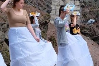 Proben für Glanzstück laufen - Elisabeths Hofstaat stand bei der Probe teilkostümiert mit Reifunterröcken auf der Neuwürschnitzer Waldbühne.