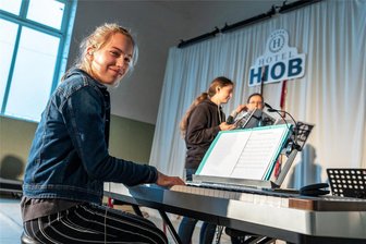Probenmarathon in Milkau: Wie Jugendliche in Rekordzeit eine Musical-Tournee vorbereiten - In den Räumen der Evangelischen Werkschule Milkau probte das Adonia-Teenscamp das Musical „Hiob“: Lydia Andrä (16) kommt aus Etzdorf und spielt in der Band mit.