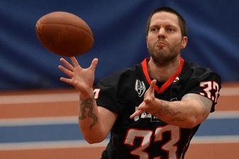 Probetraining bei den Chemnitz Crusaders: Liebe auf den zweiten Blick - Den Ball beim Fangen mit den Augen zu fokussieren, klappt sehr gut. Doch die Handhaltung ist verbesserungswürdig. Ob ein Gedanke an Angela Merkel helfen kann?