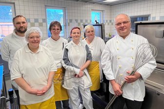 Probieren, fragen, staunen: Tag der offenen Küche in Reichenbach - Das Team um Küchenchef Uwe Heinz (rechts) lädt zum Tag der offenen Küche ein.