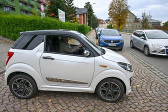 Problem-Ausfahrt in Burgstädt: Verkehrsspiegel könnte Sicht für Autofahrer verbessern - Schlechte Sicht durch Parkstreifen bei der Ausfahrt am Lindenhof in Burgstädt.