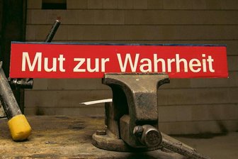 Problem-Baustelle Landratsamt: Lenks "Sündenbock" wehrt sich - Das ehemalige Horten-Kaufhaus wird zum Landratsamt umgebaut. Nicht ohne Konflikte: Dieses Schild wurde vor einem Rundgang in einen Schraubstock gespannt. Wer hinter der Aktion steckt, ist nicht bekannt.