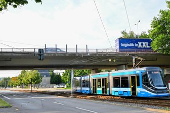 Problem-Brücke am Chemnitzer Südring: Entscheidung rückt näher - Zehntausende Autos sind täglich auf und unter der Brücke unterwegs, ebenso Straßenbahnen.