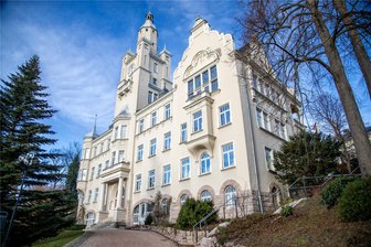 Problem Hanglage: Rathaus Eibenstock hat mit Nässe zu kämpfen – Stadt plant Sanierung - Das Rathaus Eibenstock ist in den Hang hinein gebaut. Das bereitet Probleme für das denkmalgeschützte Gebäude.