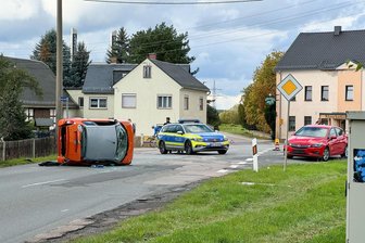 Problem-Kreuzung an „Klatschschänke“ in Zwickau: Ab wann VW-Pendlern aus Glauchau und Mülsen eine Umleitung droht - Blick zur Kreuzung an der „Klatschschänke“ in Zwickau-Schlunzig. Hier hats sich im September nach einem Vorfahrtsfehler ein Unfall mit einem 45-kmh-Auto ereignet.