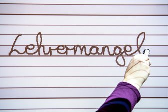 Problem Lehrermangel: Sachsen stellt zum zweiten Schulhalbjahr vier von fünf Bewerbern ein - Sachsen stellt zum zweiten Schulhalbjahr vier von fünf Bewerbern mit Lehramtsausbildung ein.