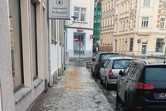 Problem mit Streupflicht: Plauener AfD-Politiker zeigt sich von Glatteis überrascht - Gehwegglätte am Dienstagvormittag beim Optikergeschäft Schaufel. Dahinter war gestreut.