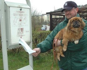 Problem "Tretminen" in der Stadt entschärft - 
              <p class="artikelinhalt">Rico Lang mit seinem "Wuschel", einem 13-jährigen Pekinesenmischling, nutzt regelmäßig die Hundetoilette in Sonnenleithe. </p>
            