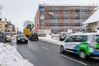 Problem vor neuer Schule: Geyer ringt um Zebrastreifen und Tempo 30 - Auf dem Weg zur Turnhalle müssen die Schüler künftig die viel befahrene Staatsstraße 222 überqueren.