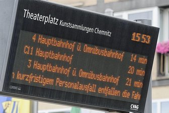 Probleme bei Bus und Bahn in Chemnitz: Grüne bereit zu gemeinsamer Lösungssuche - Kommt es zu Störungen oder Fahrtausfällen, informiert die CVAG über ihre App oder die elektronischen Anzeigetafeln an vielen Haltestellen (Foto). Abends und am Wochenende gibt es diesen Service allerdings nicht, weil der zugehörige Arbeitsplatz in dieser Zeit nicht besetzt ist.