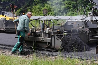 Probleme beim Bitumeneinbau: Staatsstraße bei Johanngeorgenstadt bis 9. August gesperrt - Auf der S 272 wird abschnittsweise die Fahrbahndecke saniert, hier zwischen Antonsthal und Breitenbrunn. Das aktuelle Teilstück zwischen Erlabrunn und Johann’stadt dauert länger als geplant.