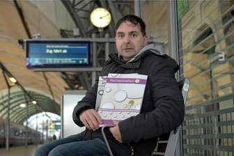 Probleme beim Lesen und Schreiben: Wie Betroffene sich durchkämpfen - Enrico Bakán auf dem Hauptbahnhof in Dresden - Fahrpläne lesen fiel ihm früher schwer.