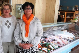 Probleme für vogtländischen Genossenschaftsladen - Warum der Onkel-Fritz-Laden schon wieder zu ist - Heidrun Frank (l.), Gabriela Krauthahn und weitere Vorstands- und Aufsichtsratsmitglieder helfen aus.