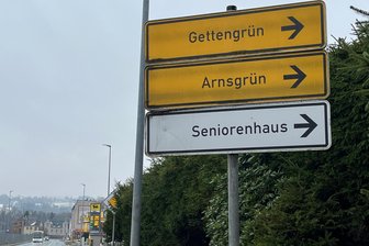 „Probleme würden ein Buch füllen“: Wegweiser-Frust ums neue Erlebnismuseum Perlmutter in Adorf - Wo geht’s hier zum Erlebnismuseum Perlmutter? In Adorf werden an der direkten Zufahrt an der B 92 aus Richtung Oelsnitz über den Krummen Weg bisher nur andere Ziele angezeigt.