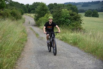 Problemfall Elsterradweg: Kommt die Verbindung von Oelsnitz an die Talsperre Pirk? - Hier können sich Oelsnitzer den Trassenverlauf für den Elsterradweg vorstellen: auf dem früheren Bahndamm ab Neue Welt nahe Taltitz. Fritz Jäckel kennt die Strecke.
