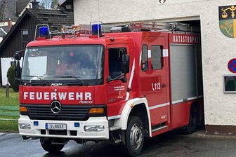 Problemfall Feuerwehrhaus Erlbach: Gibt es jetzt Hoffnung auf Verbesserungen? - Enger geht's nicht: Das Hinausmanövrieren des Einsatzfahrzeugs aus dem Feuerwehrhaus in Erlbach ist eine Millimeterarbeit für Spezialisten.