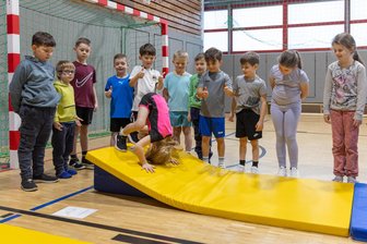 Problemfall im Erzgebirge gelöst – Sanierte Halle hat nun sogar einen Namen - Endlich wieder Sportunterricht in der Elterleiner Turnhalle – auch für diese Erstklässler aus der benachbarten Grundschule.