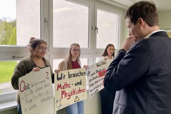 Problemgeladene Lehrstunden für den Kultusminister im Erzgebirge - Verlängerung der 100-Schulen-Tour hatte es in sich - Mit pfiffigen Plakaten brachten Schüler der Goetheoberschule Breitenbrunn Sachsens Kultusminister Conrad Clemens ins Grübeln.