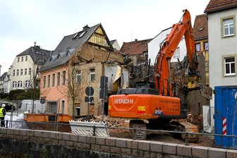 Problemhaus wird abgerissen: Wann ist die Marktstraße in Hainichen wieder frei? - Das marode Haus in der gesperrten Marktstraße in Hainichen wird derzeit abgerissen.