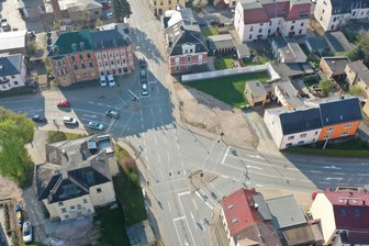 Problemkreuzung in Neukirchen: Planer bereiten Umbau vor - Die Problemkreuzung in Neukirchen soll umgebaut werden, damit der Verkehr flüssiger fließt.