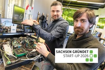 Problemlöser für Branchen der kritischen Infrastruktur: das Leipziger Startup „Honeysuckle“ - Nicolas Brendel und David Neumair vom Start-up Honeysuckle an einem Hardware-Teststand, mit dem verschiedene Geräte aus der Industrie zum Testen online gebracht werden können.