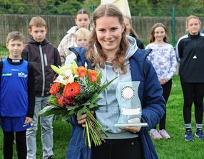 "Problemlöserin" erhält verdienten Lohn - Nachdem die Boote beim traditionellen Abpaddeln wieder eingeladen waren, wurde Hanna Lotta Neuber überrascht und ausgezeichnet. 