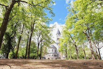 Problemstadtteil Haselbrunn: So will die Stadt Geld für das Sanierungsprojekt locker machen - Die Markuskirche. Dort findet am Donnerstag eine Bürgerversammlung zur Stadtteilentwicklung statt.