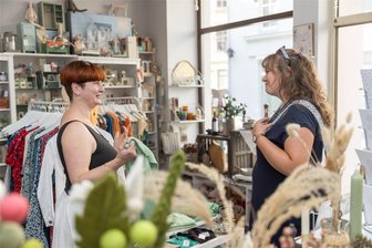 Problemstraße Buchholzer: Flohmarkt sorgt in Annaberg für Gerüchte - Tina Aschermann (links) – hier im Gespräch mit Kundin Sophie Petzold aus Thalheim – betreibt das Geschäft „Siebenblatt“ auf der Buchholzer Straße.
