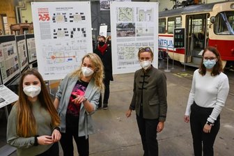 Problemzonen in Chemnitz: Dresdner Studierende machen Vorschläge - Gwendolyn Bauer (li.), Sarah Meyer und Jessica Erbes (re.) gehören zu den Studentinnen und Studenten, die unter Leitung von Professorin Angela Mensing-de Jong (2. v. re.) Vorschläge für Chemnitzer Interventionsflächen erarbeiteten.
