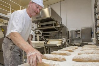 Das Unternehmen Annaberger Backwaren zählt etwa 180 feste Mitarbeiter. Im Bild ist Andreas Seidel bei der Herstellung von Dinkelbroten zu sehen.