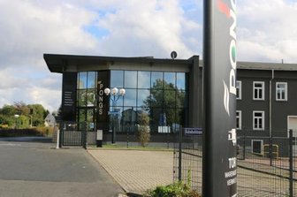 Produktion bei Pongs in Mühltroff läuft nach Brand weiter - Der Haupteingang der Firma Pongs Technical Textiles GmbH in Mühltroff. Der Brandort befindet sich auf dem Betriebsgelände, ist von der Straße nicht einsehbar.