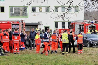Produktion läuft nach Verpuffung in St. Egidien wieder - Ein Großaufgebot von Rettungskräften und Feuerwehr war am Donnerstagnachmittag in St. Egidien im Einsatz.