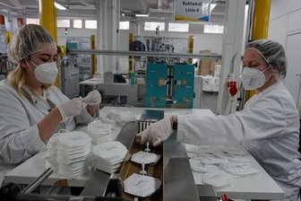 Produktion von Masken bei Technisat im Vogtland läuft wieder - Luisa Händel (links) und Schichtleiterin Kerstin Lehmann (rechts) bereiten die FFP2-Masken für den Verpackungsprozess vor.