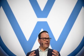 Produzieren chinesische Firmen bald im Zwickauer VW-Werk? Minister Panter sorgt für Debatte - Wirschaftsminister Dirk Panter, hier bei einer Betriebsversammlung zum 35-jährigen Jubiläum von Volkswagen Sachsen, hat der Diskussion um die Zukunft der Zwickauer Werks neuen Auftrieb gegeben.