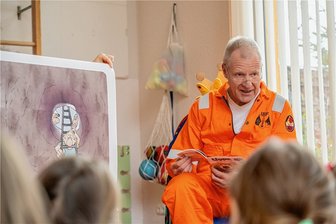 Professor bringt Kinderbücher zu den Campuszwergen in Freiberg - Prof. Matthias Reich liest an der Kita Campuszwerge aus seinem neuen Buch "Upps, meine Schatztruhe tropft".