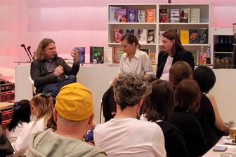 Gespräch an der Buchbar auf der Buchmesse Leipzig: Dirk Labudde stellt sein Buch "Digitale Forensik. Neue Methoden der Verbrechensaufklärung" vor. 