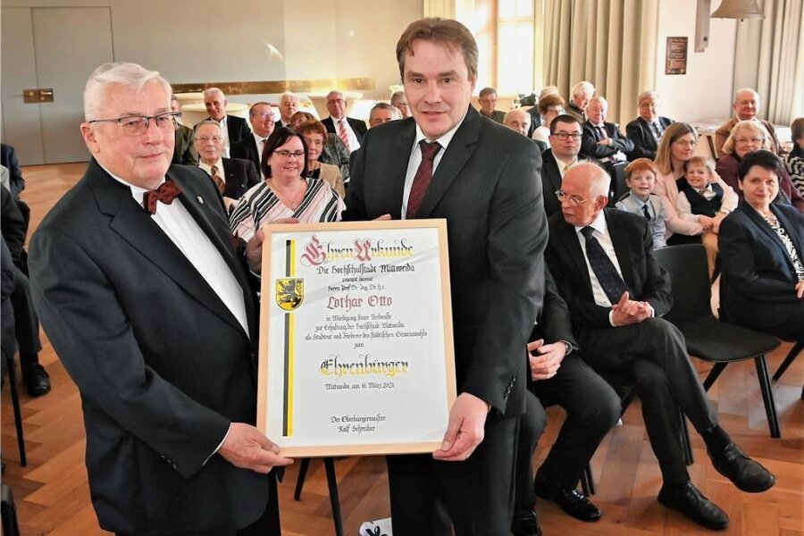 Professor Lothar Otto ist jetzt Ehrenbürger der Stadt Mittweida - Professor Lothar Otto (l.) ist von OB Ralf Schreiber zum Ehrenbürger der Stadt Mittweida ernannt worden. 