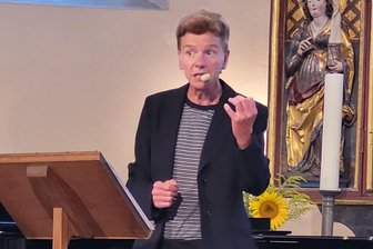Professorin radelt von Leipzig zum Festkonzert nach Hirschfeld - Kurzweilig und humorvoll gestaltete Prof. Zimmermann die Einführung.