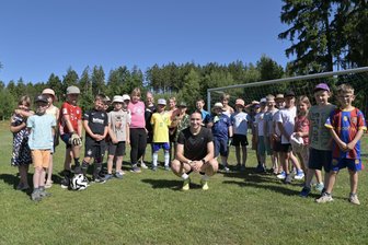 Profi-Fußballerin gibt Sondereinheit für Kita-Kinder aus dem Erzgebirge - 25 Kinder der Kita Sonnenblume aus Brünlos haben ein ganz besonderes Training mit Profi-Fußballerin Sophie Weidauer erlebt.