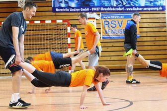 Profi kehrt in alte Heimat zurück - Marcus Burghardt (l.) brachte die Nachwuchstalente des RSV Venusberg - hier Kim Richter - bei einer Trainingseinheit ins Schwitzen.