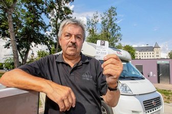 Profi-Lob für neuen Plauener Caravan-Platz - Er zog das allererste Ticket: Bernd Bührung ist europaweit unterwegs und ordnet Plauens Caravanplatz weit oben ein. Ein Urteil, dem auch andere Nutzer folgen. Im Hintergrund zu sehen: der WC-Container. 