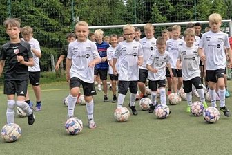 Profi von einst schult Kicker von morgen - 32 Nachwuchskicker haben am Filzteich ein Fußballcamp absolviert und den Umgang mit dem Ball geübt.