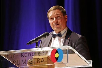 Profis der Eispiraten Crimmitschau reisen an: Bei der Wahl des Wohnortes gibt es für einen Neuzugang einen Sonderstatus - Eispiraten-Geschäftsführer Jörg Buschmann spricht über den Start der Anreise und Wohnungsübergaben. Es gibt viel zu organisieren.