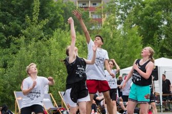 Profis lassen es an den Körben krachen - Brisante Duelle unter den Körben im Plauener Chrieschwitzer Hang gab es am Wochenende beim 3x3-Turnier. Über 100 Basketballer waren dabei - darunter auch echte Profis.