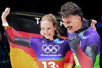 Profisportler aus dem Erzgebirge heute bei Stefan Raab auf RTL - Im Mixed-Wettbewerb bei den Winterspielen in Italien jubelten Susanne Kreher und Axel Jungk gemeinsam über die Silbermedaille.