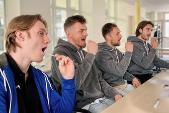 Profisportler gehen bei Typisierungsaktion für Knochemarkspenden in Aue mit gutem Beispiel voran - Vorbildwirkung: EHV-Handballer Elias Bombelka sowie die FCE-Fußballer Alexander Sorge, Nico Gorzel und Tim Danhof (von links) ließen sich am Donnerstag im Helios-Klinikum Aue als Knochenmarkspender für die DKMS registrieren. 